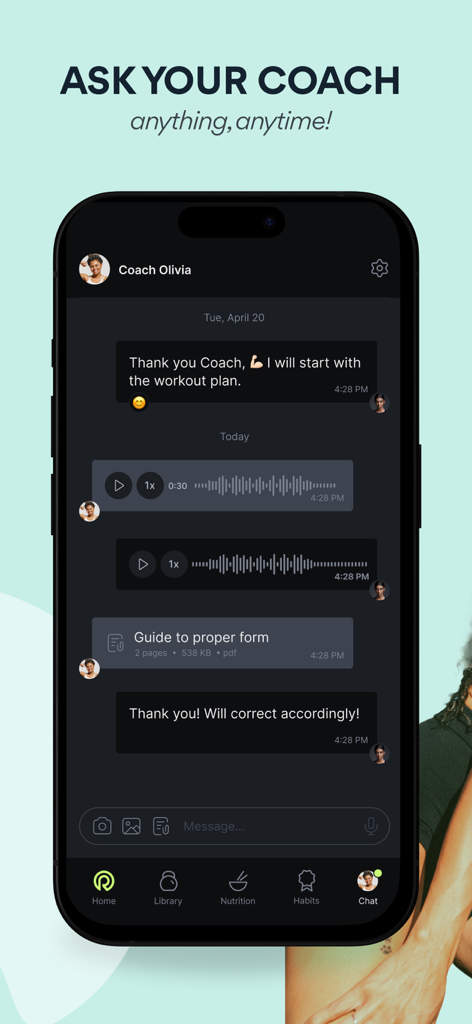Avida: 1-on-1 Fitness Coach - Tela de um aplicativo móvel mostrando uma interface de chat direto com um treinador de fitness, incluindo mensagens de texto e voz.