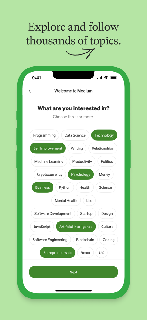 Medium: Read & Write Stories - ユーザーの興味のためにテクノロジーや自己啓発などのトピックを選択するMediumアプリのモバイルインターフェイス。