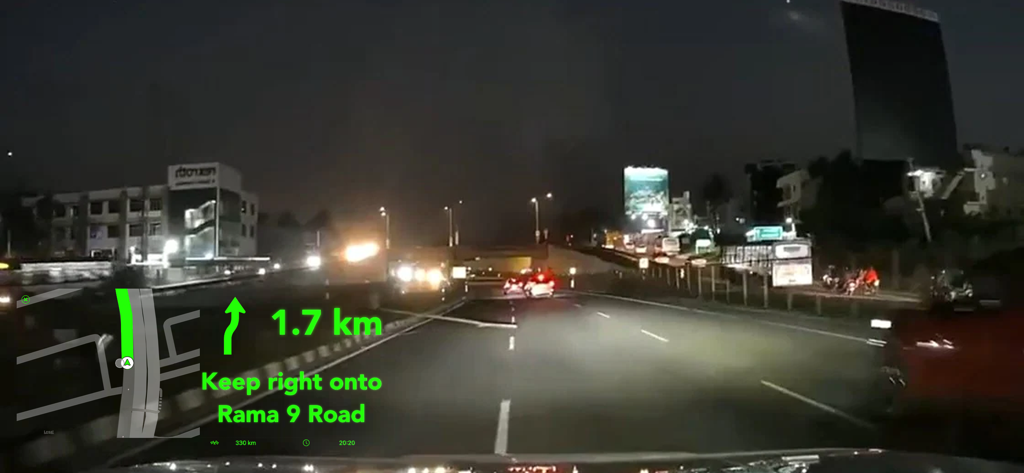 Pantalla Head-Up mostrando indicaciones de navegación reflejadas en el parabrisas de un coche por la noche