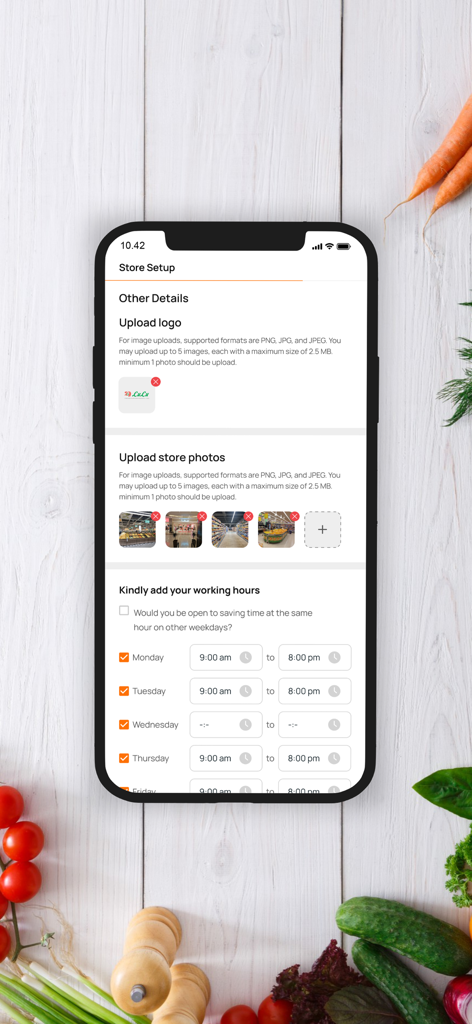Karrot Partner - La pantalla de configuración de la tienda de la aplicación Karrot Partner mostrando opciones para subir un logo de negocio, fotos de la tienda y configurar el horario de trabajo semanal.