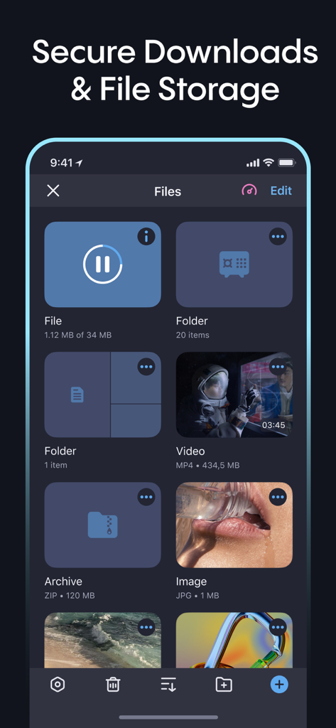폴더 및 미디어 파일과 함께 안전한 파일 다운로드 및 저장소 관리자를 보여주는 Aloha 브라우저 모바일 인터페이스.