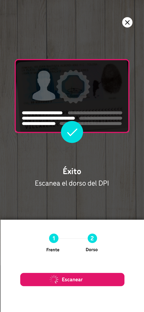 YOLO - Interfaz de la app YOLO mostrando un escaneo exitoso del anverso de un documento de identidad guatemalteco y una indicación para escanear el reverso para la verificación de cuenta
