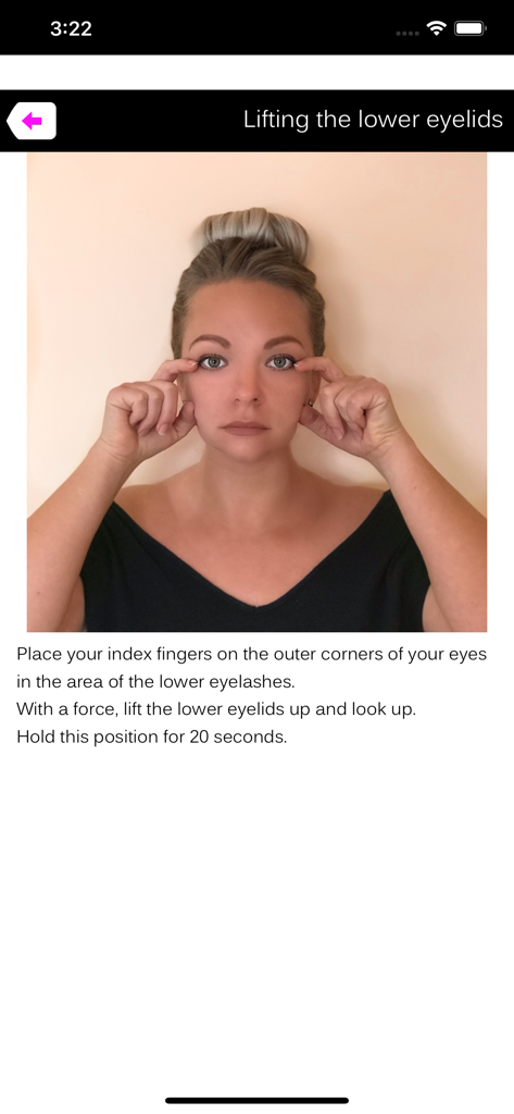 Donna che dimostra un esercizio facciale per sollevare le palpebre inferiori