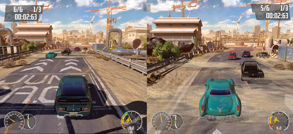 Carreras multijugador local a pantalla dividida en Junkyard Rush Racing con dos jugadores compitiendo en una pista industrial desértica.