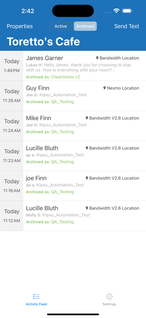 Tela do feed de atividades no aplicativo Kipsu mostrando um histórico de mensagens de hóspedes e atualizações de status para uma empresa de serviços