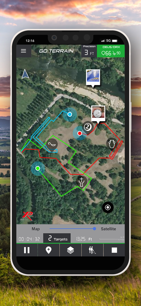 Mapa de satélite do aplicativo Go Terrain exibindo rotas de detecção de metal rastreadas e ícones de relíquias encontradas