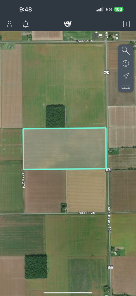 AI360 모바일 앱에서 특정 구획이 강조 표시된 농장의 위성 지도 보기.