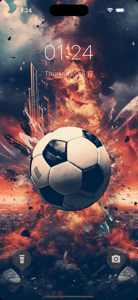 iPhoneのロック画面にある、炎の爆発の中のサッカーボールの4Kサッカー壁紙