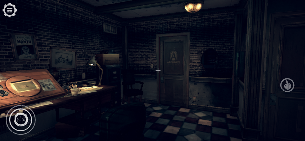 Bendy and the Dark Revivalの、製図机とレンガ壁のある暗いアニメスタジオのオフィスの一人称視点ゲームプレイ画面