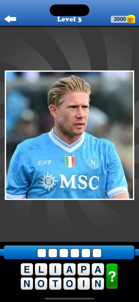 Whats the Team? Football Quiz - 파란색 유니폼을 입은 선수와 팀 이름을 추측하기 위한 단어 퍼즐을 보여주는 축구 퀴즈 게임 스크린샷