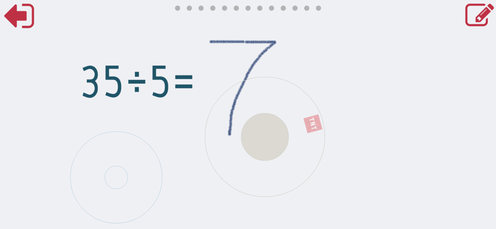 Eine Divisionsaufgabe 35 geteilt durch 5 mit einer handschriftlichen Antwort 7 in der Division Math Trainer App-Oberfläche.
