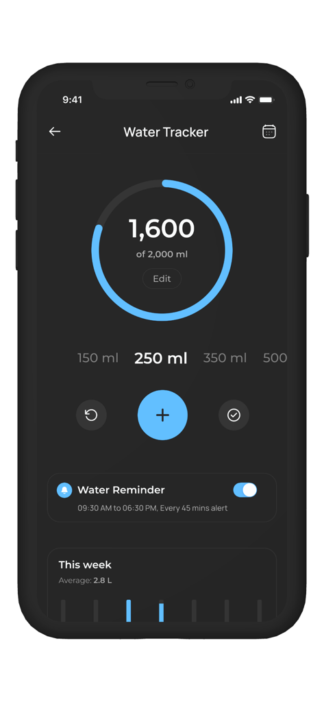 FitMom Club: Health & Wellness - Interface du tracker d'eau FitMom Club montrant un cercle de progression d'hydratation, des boutons d'ajout rapide d'eau et un interrupteur de rappel sur un thème sombre.