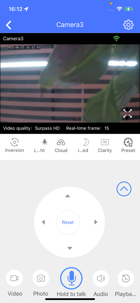 VI365 - Interface of the VI365 app showing a live security camera feed with directional control pad and recording buttons