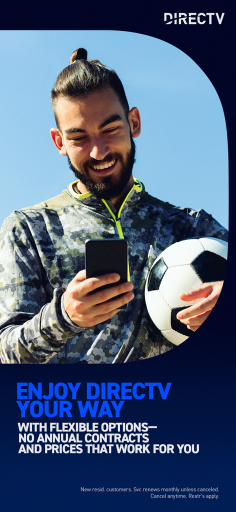 Un uomo che tiene un pallone da calcio e usa uno smartphone per promuovere le opzioni di streaming flessibili di DIRECTV e l'assenza di contratti annuali.