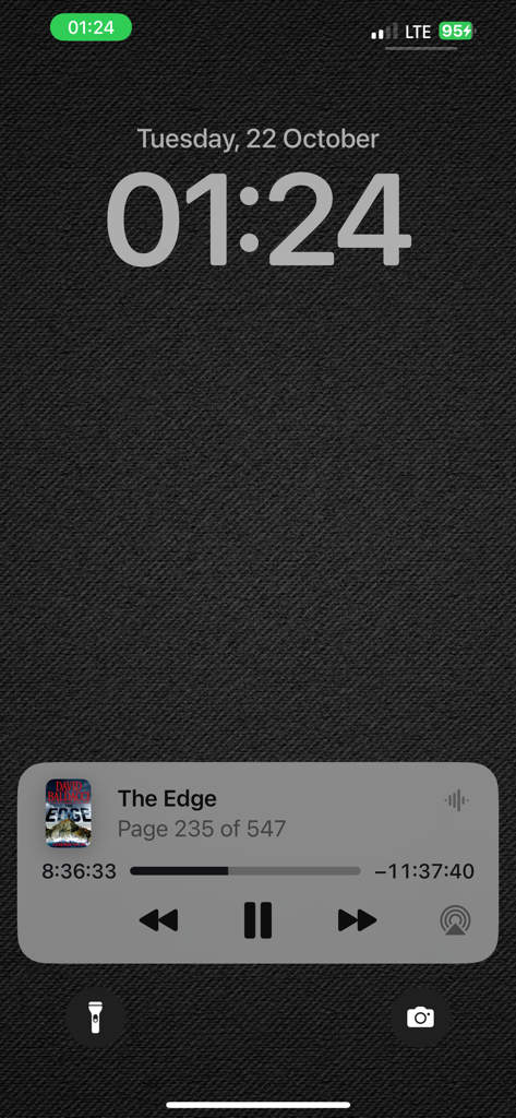 eBookReader: FB2 & EPUB Reader - Pantalla de bloqueo del iPhone mostrando la reproducción de audio de una conversión de ebook