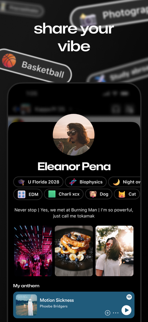 Una captura de pantalla del perfil de un usuario de GroupMe que muestra intereses personales como la especialidad universitaria y el himno musical