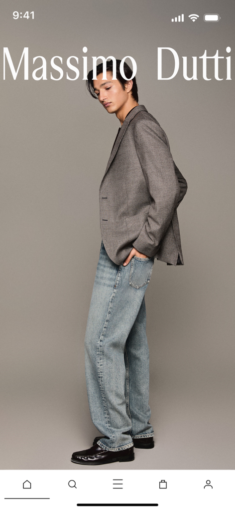 Schermata principale dell'app mobile Massimo Dutti con un uomo che indossa un blazer sartoriale e jeans