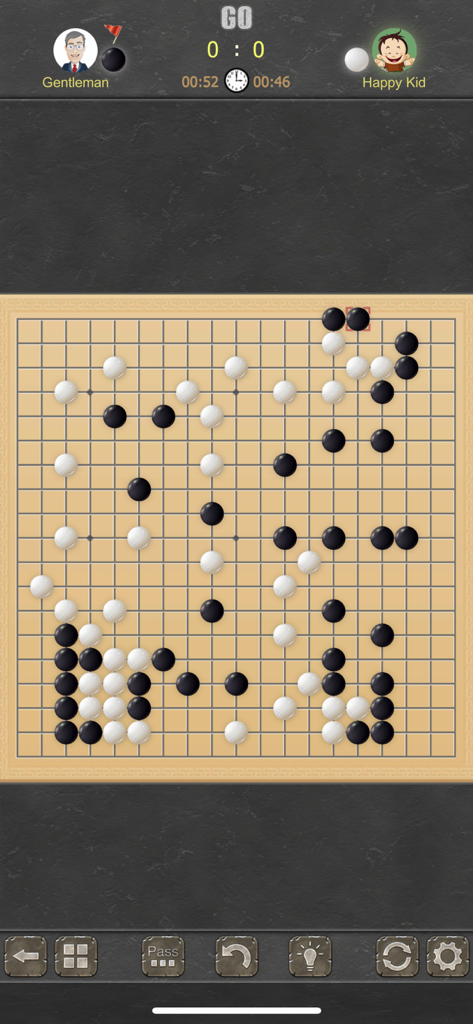 Go Game - 2 Players - Uma partida de Go em andamento em um tabuleiro dezenove por dezenove com pedras pretas e brancas