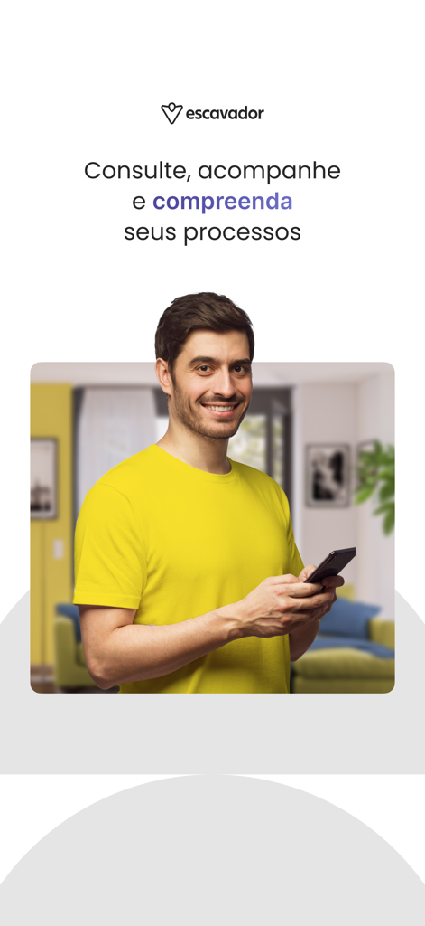 Consultar Processo - Escavador - Un hombre sonriendo mientras usa la aplicación Escavador en su smartphone para seguir procesos legales