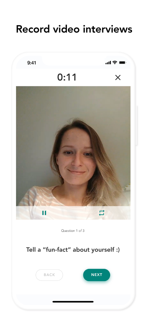 Um candidato gravando uma entrevista em vídeo no aplicativo Mojob com um prompt para compartilhar um fato divertido