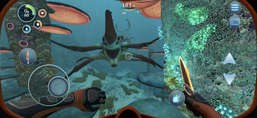 Subnautica - Gameplay in prima persona che mostra una creatura Reaper Leviathan che attacca il giocatore in Subnautica mobile