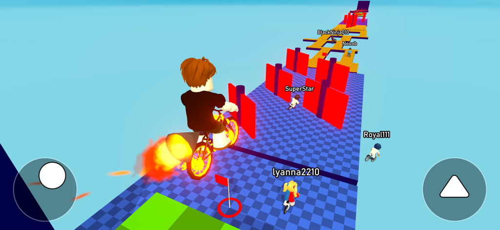 Bike for Obby: Dynamic Play - Un jugador en una bicicleta navegando por una pista de obstáculos en 3D con potenciadores de velocidad y otros jugadores