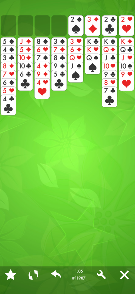 FreeCell Solitaire Card Game. - Jugabilidad del juego de cartas FreeCell Solitaire con un fondo verde.