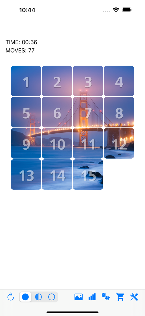 Fifteen sliding tiles puzzle - Una interfaz de juego de rompecabezas deslizante que presenta los números del uno al quince sobre una imagen de fondo del puente Golden Gate con un temporizador y un contador de movimientos en la parte superior.