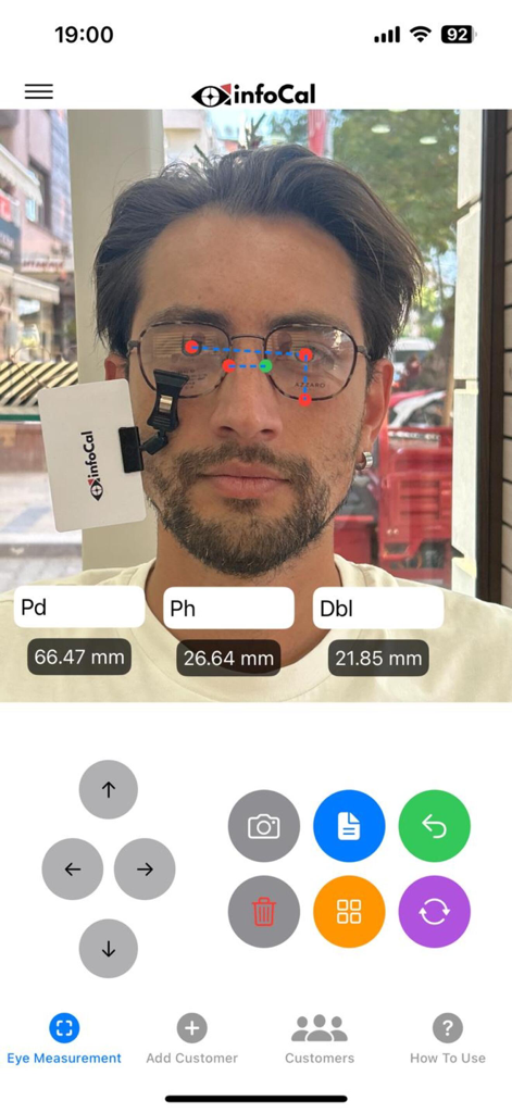 InfoCal - Optical Solutions - Interfaz de la aplicación InfoCal que muestra mediciones de distancia interpupilar y altura en una persona que usa gafas con una tarjeta de calibración.