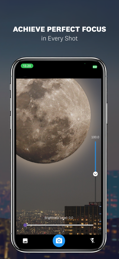 Tela do iPhone exibindo zoom 100x focando na lua acima de uma cidade à noite