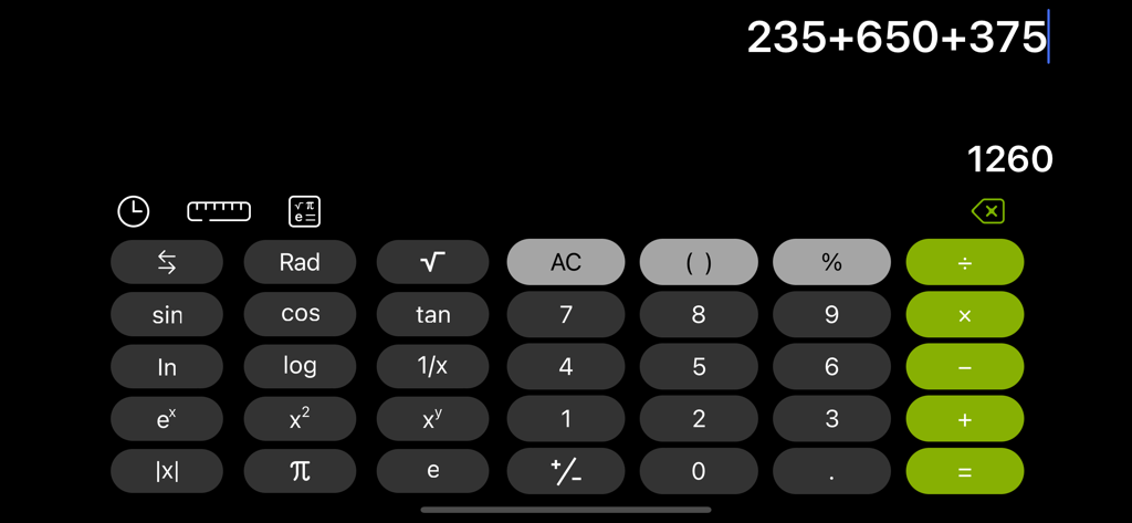 Calculator With History ™ - Interface da calculadora científica em modo escuro exibindo um cálculo de adição de vários números e seu resultado.