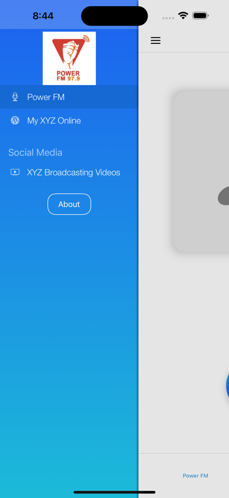 Power 97.9 FM - El menú lateral de la aplicación Power 97.9 FM mostrando opciones de navegación y el logo de la estación