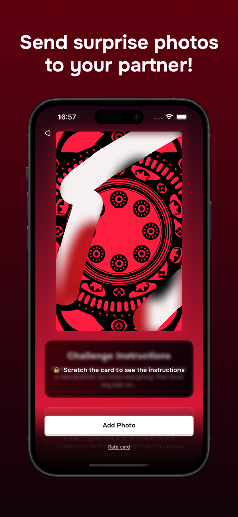 Heat: Couple Game for Adults - Uno schermo mobile dall'app Heat che mostra un'interfaccia gratta e vinci per una sfida fotografica a sorpresa tra partner.