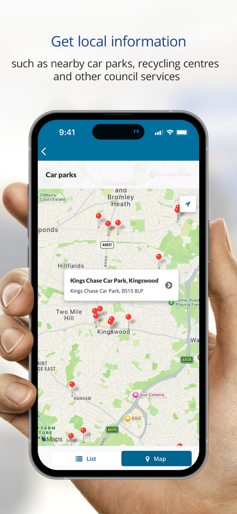 Ein mobiler Bildschirm, der die App des South Gloucestershire Council mit einer Kartenfunktion zeigt, die lokale Parkplätze in Kingswood anzeigt