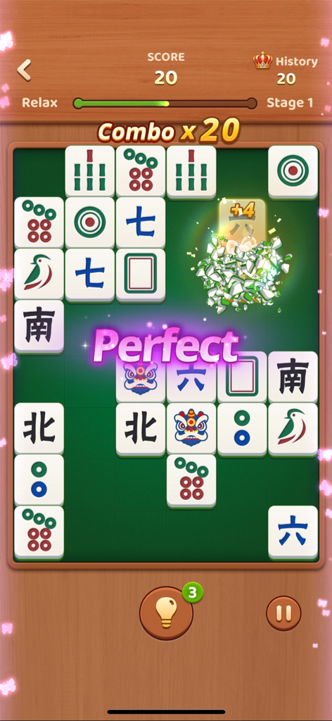 Gameplay von Mahjong Hybrid, das eine perfekte Kachelkombination und einen Combo-Score auf einem grünen Brett zeigt.