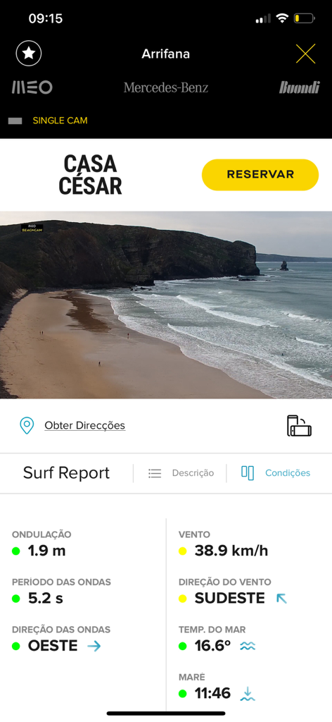 Tela do aplicativo Beachcam Live exibindo um feed de câmera ao vivo da praia de Arrifana e um relatório detalhado de surf com dados de swell e vento