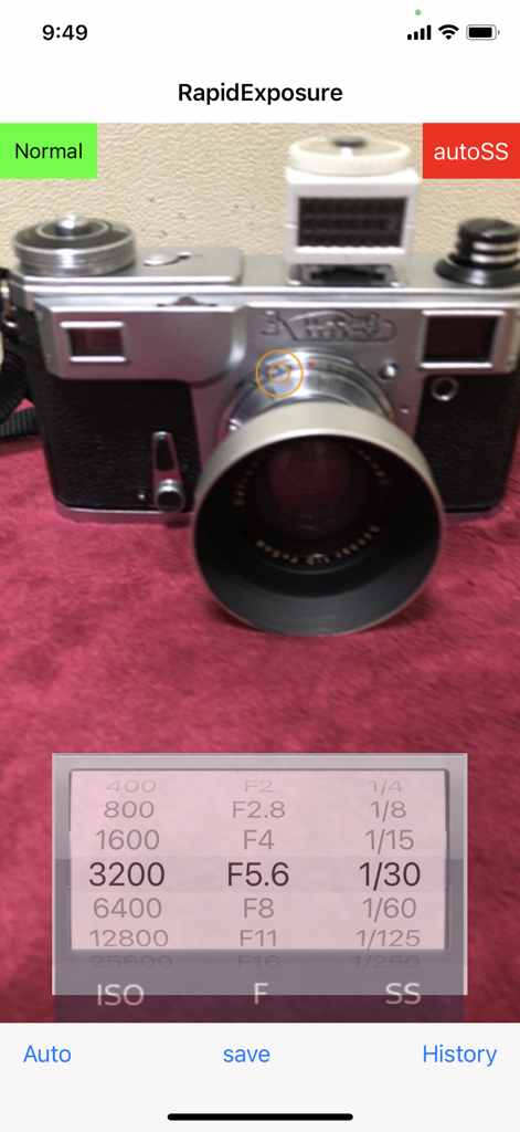 RapidExposure 모바일 앱 인터페이스는 ISO 조리개 및 셔터 속도에 대한 실시간 광선계 설정을 보여주며 배경에는 빈티지 카메라가 있습니다