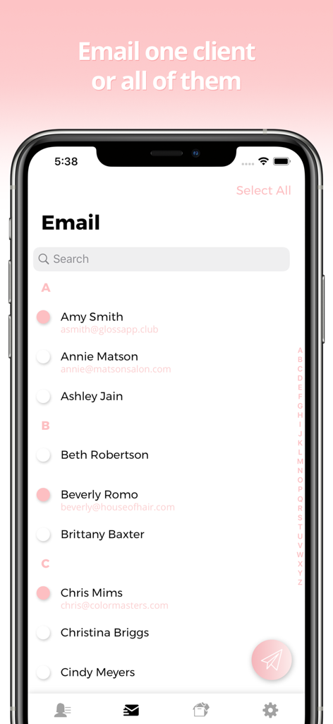 Bildschirm aus der Gloss-App, der eine Liste von Salonkunden für den Massenversand von E-Mails zeigt