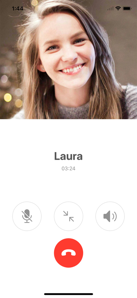 Oberfläche, die einen laufenden Anruf mit einem lächelnden Partner in der Between App zeigt.