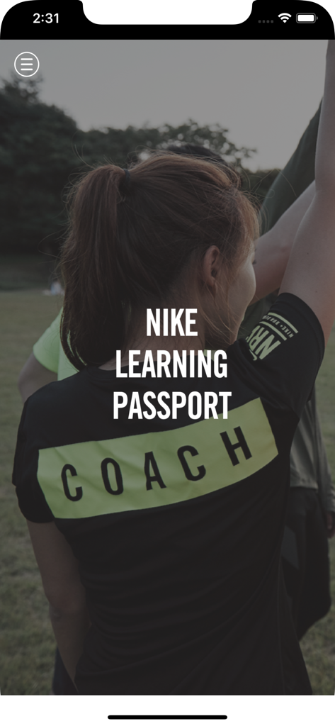 Nike Learning Passport - Startbildschirm der Nike Learning Passport App mit einer Person, die ein Nike Coach T-Shirt trägt