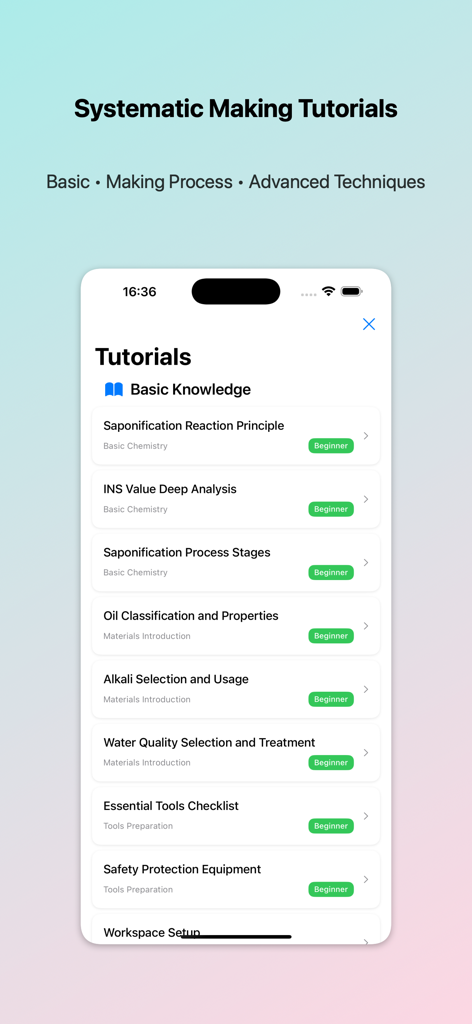 Soap Calculator - Lye Calc - Screenshot der Seifenrechner-App, der eine Liste systematischer Seifenherstellungs-Tutorials für Anfänger zeigt, die Grundlagen wie Verseifungsprinzipien und Sicherheitsausrüstung abdecken.