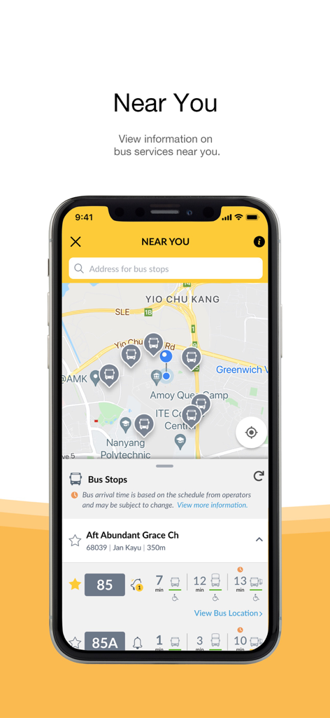 Smartphone-Bildschirm mit der MyTransport.SG App und einer Karte von nahegelegenen Bushaltestellen und Echtzeit-Ankunftsinformationen in Singapur