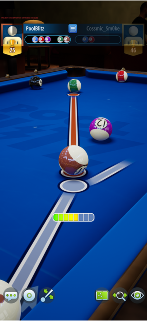 Screenshot di gameplay di una partita di biliardo multigiocatore 3D in modalità verticale che mostra linee di mira e indicatore di potenza.