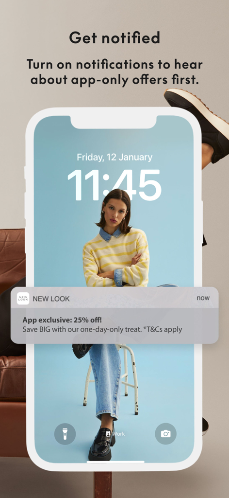Tela de bloqueio de um smartphone mostrando uma notificação push do app New Look para uma oferta exclusiva de 25% de desconto