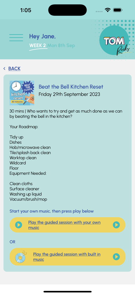 Interfaccia dell'app TOM che mostra una sessione guidata di pulizia della cucina con una roadmap dei compiti e pulsanti di riproduzione audio