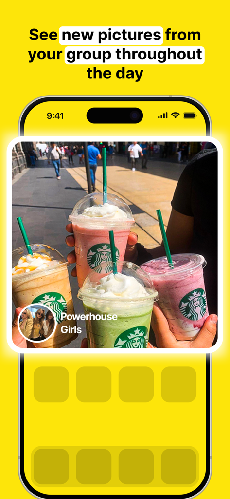 Tela inicial do iPhone exibindo um widget de fotos ao vivo de um grupo de amigos mostrando bebidas do Starbucks
