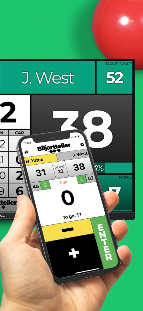 Una persona sosteniendo un smartphone usando la aplicación Biljartteller para rastrear puntuaciones durante una partida de billar con un marcador digital de fondo.