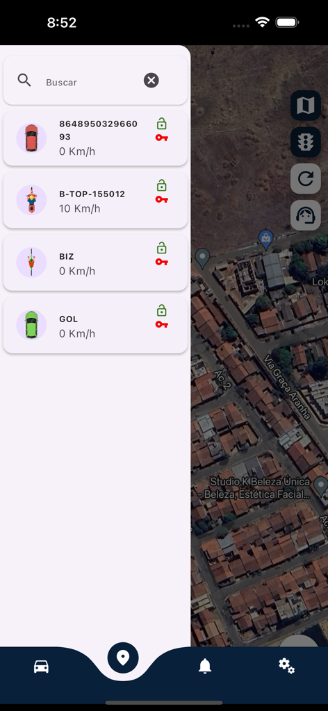 Eine Liste der verfolgten Fahrzeuge, die ihren Status und ihre Geschwindigkeit auf einer Kartenoberfläche in der Rastreio Plus App anzeigt