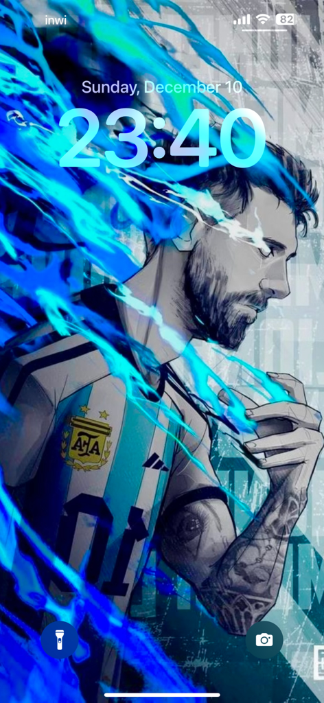 Künstlerische Darstellung von Lionel Messi im Argentinien-Trikot mit blauen Energieeffekten auf einem mobilen Sperrbildschirm