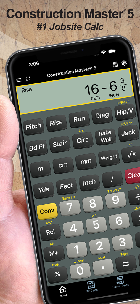 L'application de calculatrice Construction Master 5 s'affiche sur l'écran d'un smartphone et indique les mesures en pieds et en pouces.